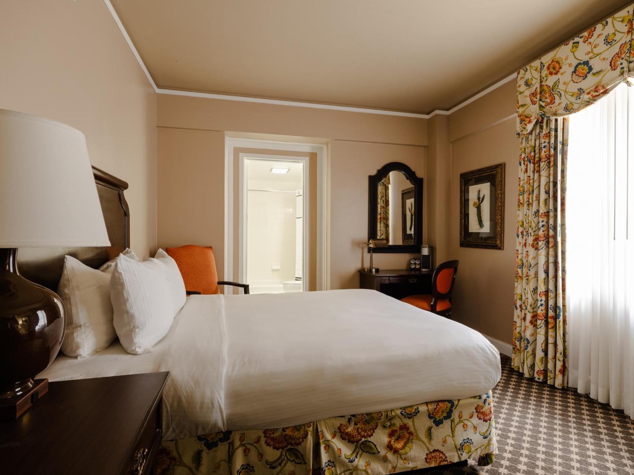 Suite, Queen Bed, Hot Tub