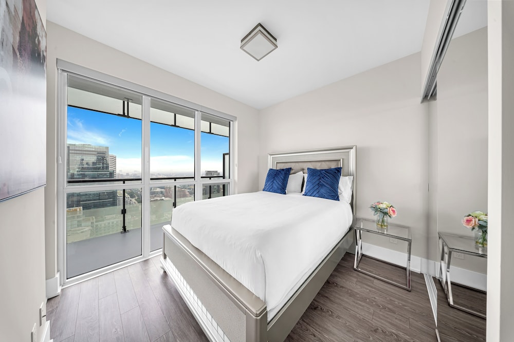 Grand Royal Condos - Cn Tower 25/71
