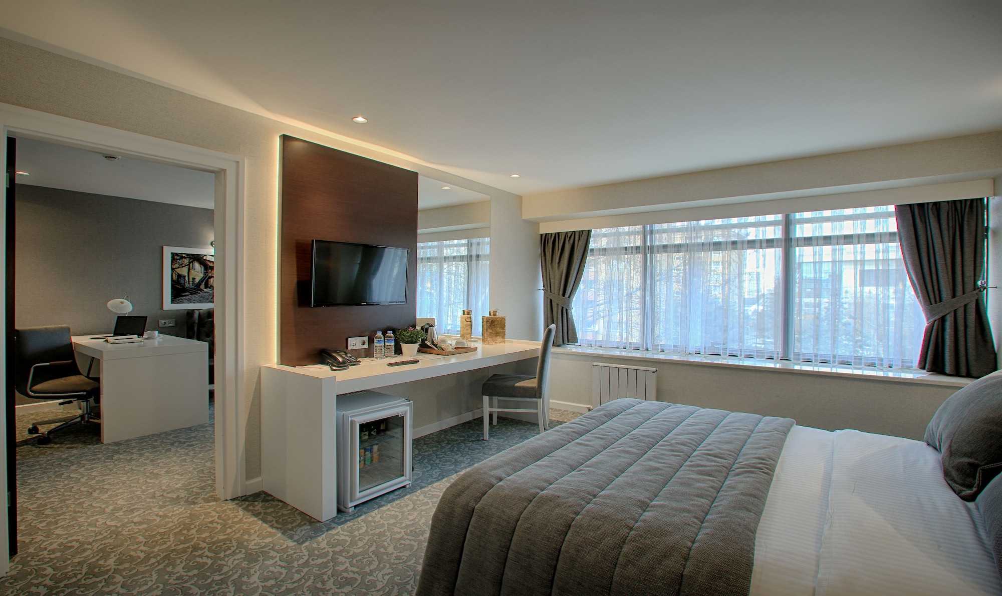 SUITE, QUEEN BED