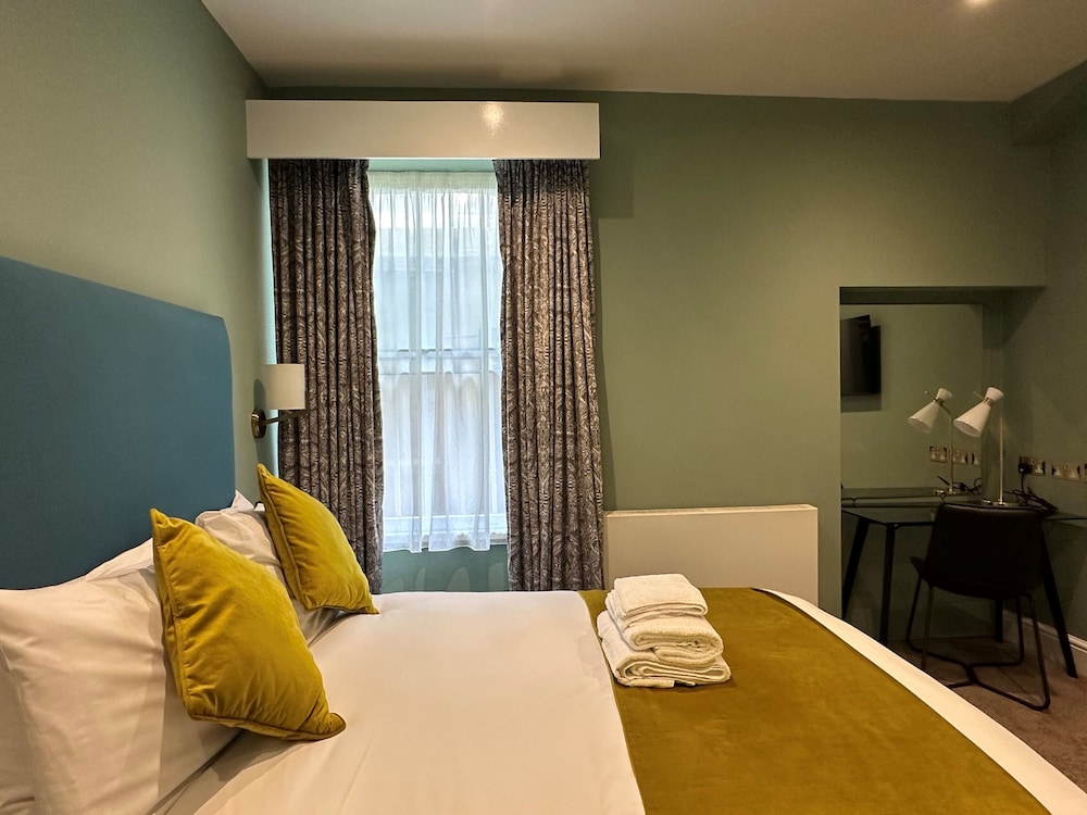 ROOM, DOUBLE BED