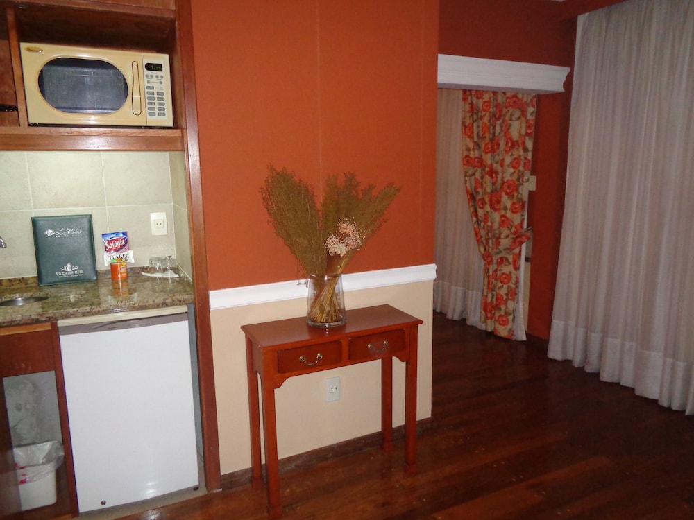 Premier Hill Suites 7/68