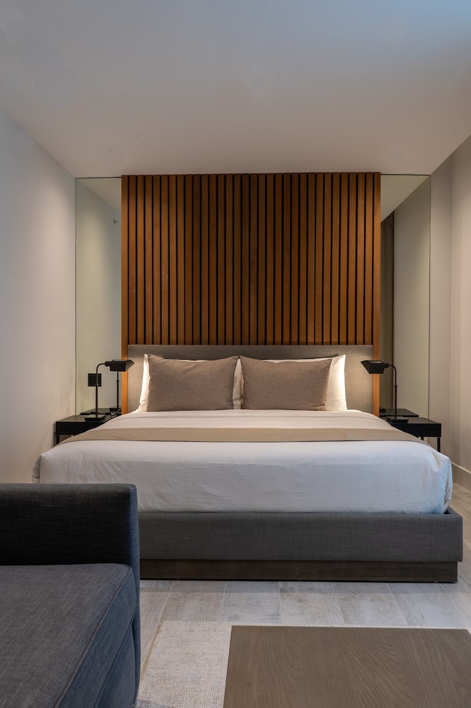 SUITE, KING BED