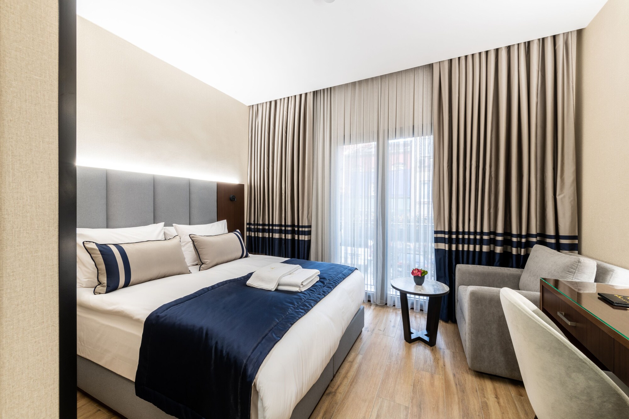 ROOM, DOUBLE OR TWIN BED
