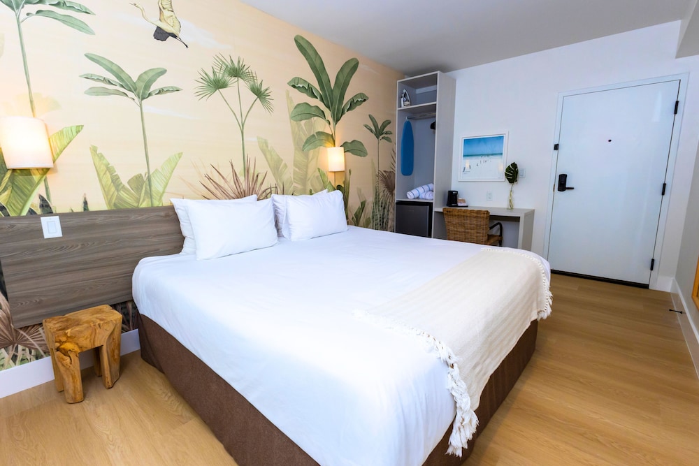 DELUXE, KING BED