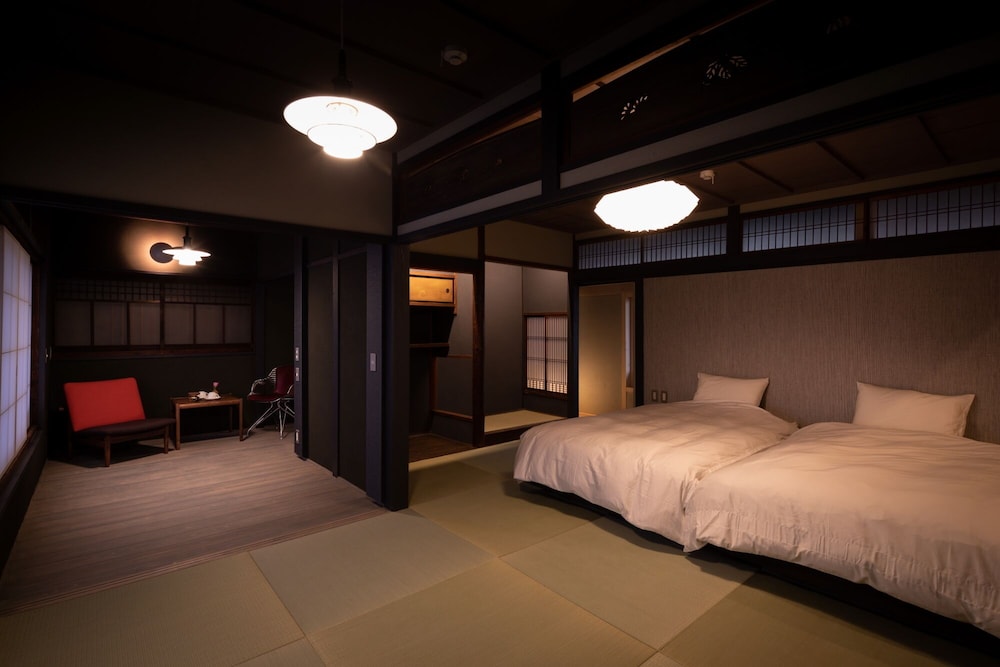 Twin Beds, 2 Futon Beds