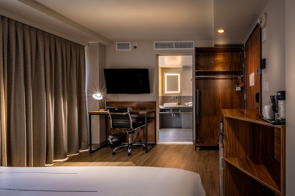 La Quinta Inn Suites By Wyndham Times Square South 52/60
