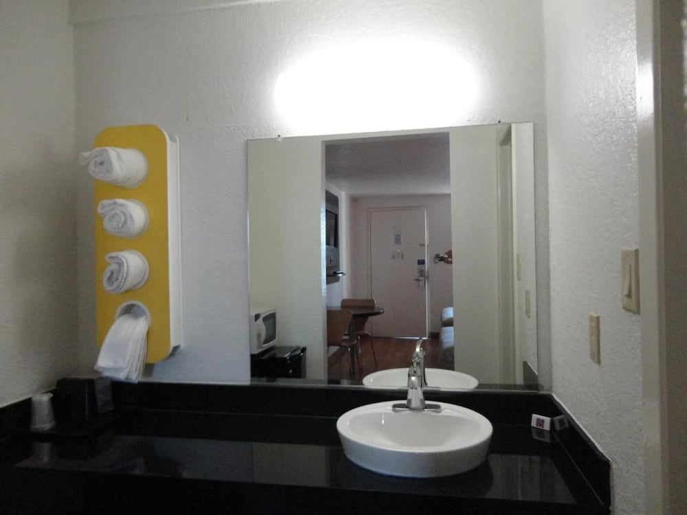 Motel6 Round Rock, TX 54/57