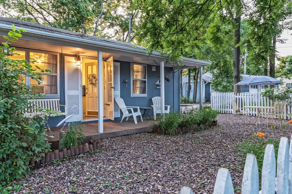 Silver Heart Inn and Cottages 65/70