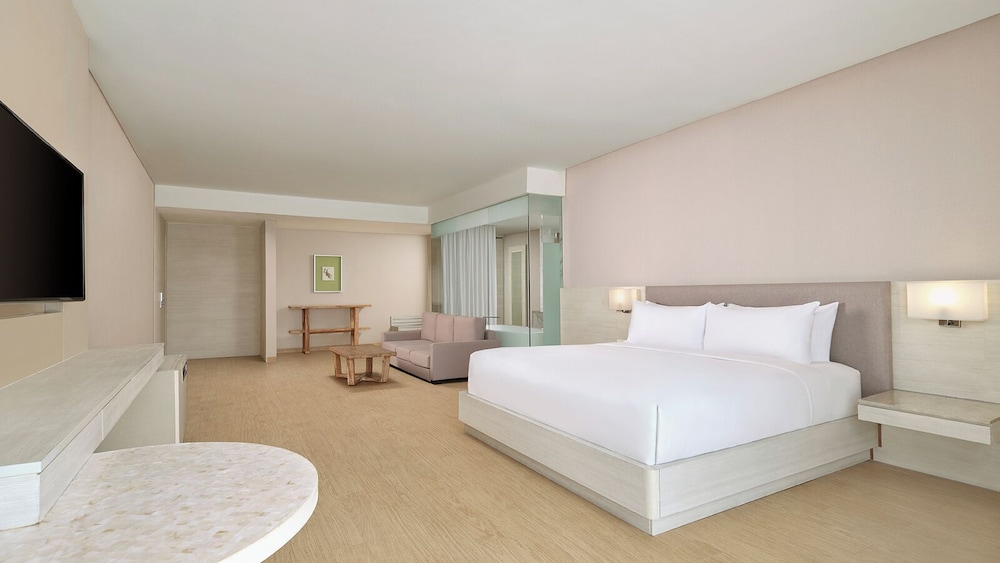 JUNIOR SUITE, KING BED, CITY VIEW