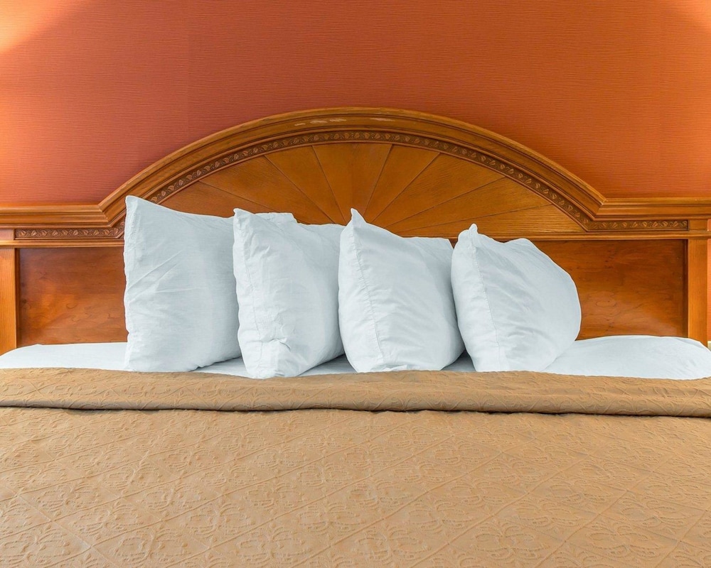 Quality Inn Gaylord MI 27/40