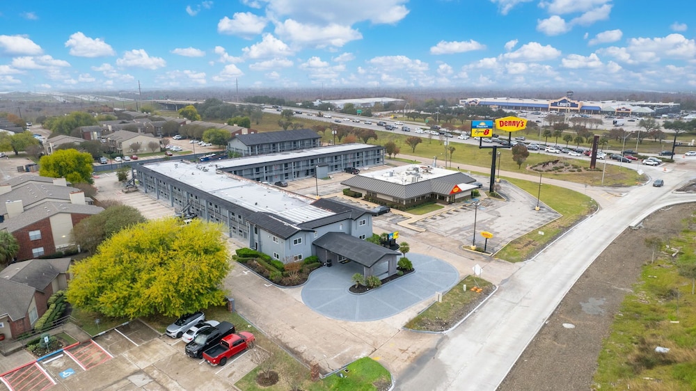 Days Inn & Suites by Wyndham Texas City 45/52