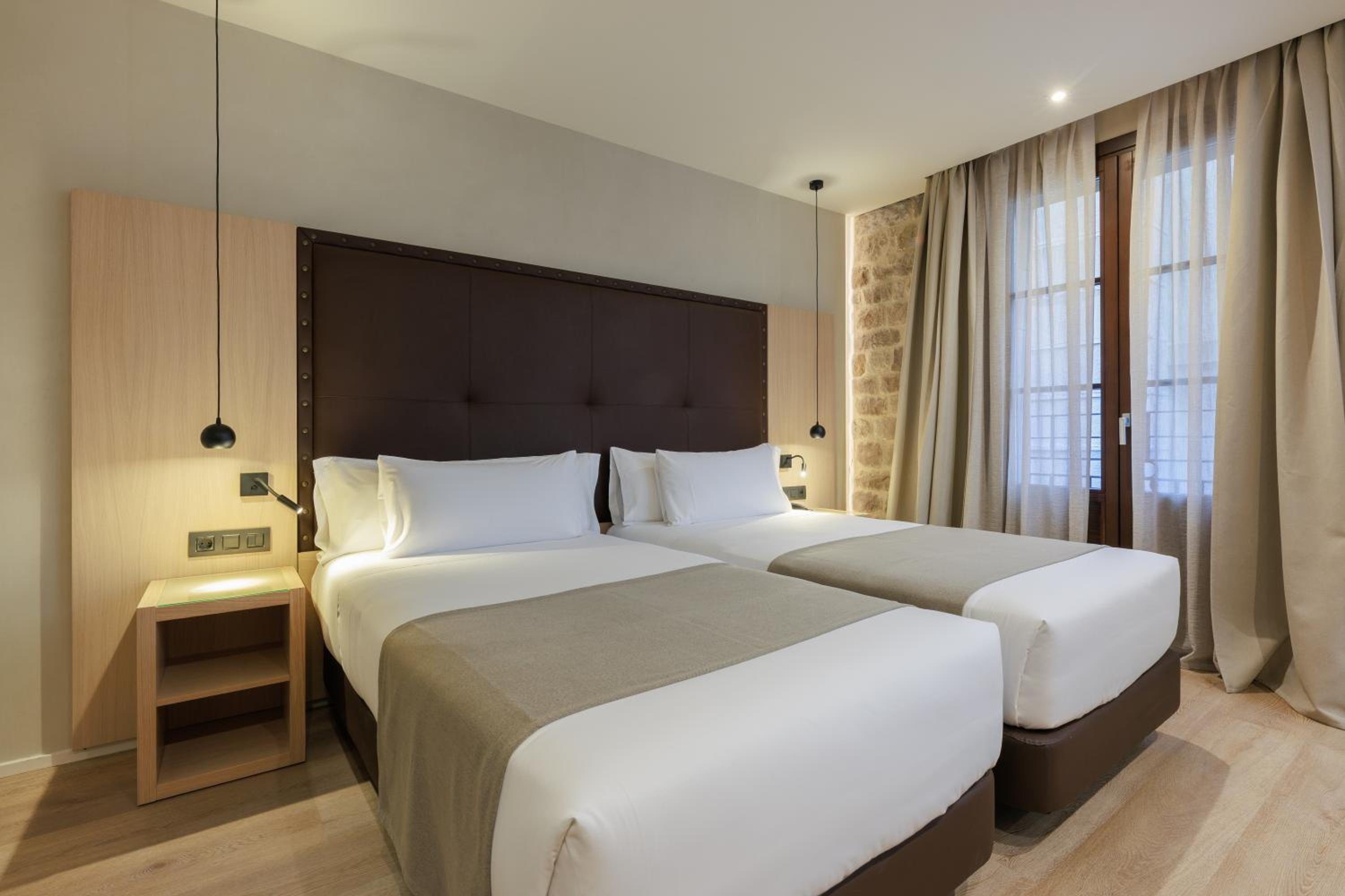 Deluxe, Double or Twin Bed