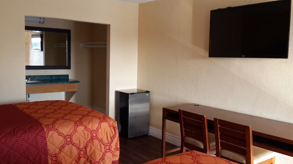 American Regency Inn Ex Rodeway Inn At Route 66 4/35