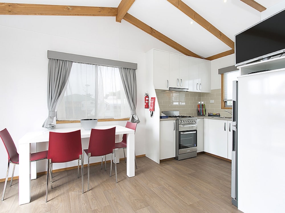 PORTLAND HOLIDAY VILLAGE 32/50
