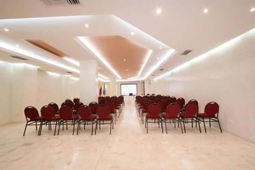 HOTEL INTERSUITES 18/21