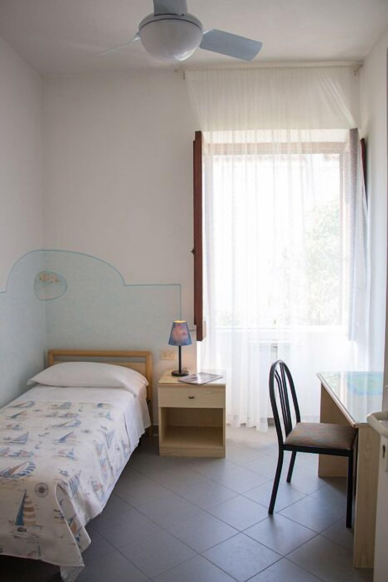 ROOM, SINGLE