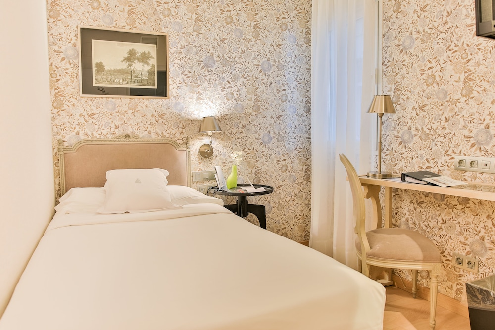 Meninas Hotel 12/73
