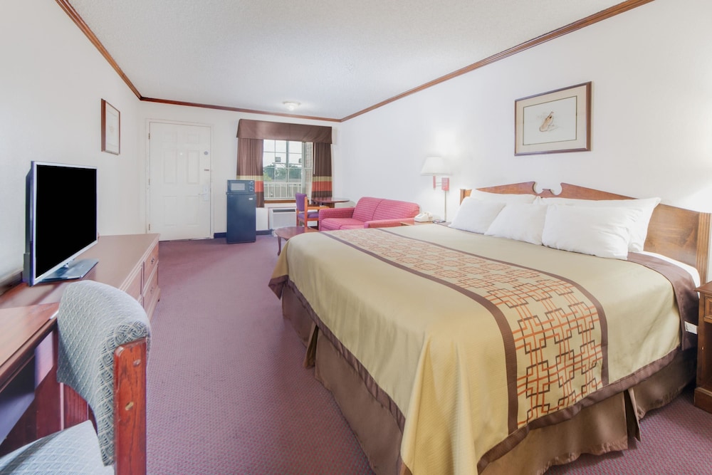 Days Inn by Wyndham Monett 8/25