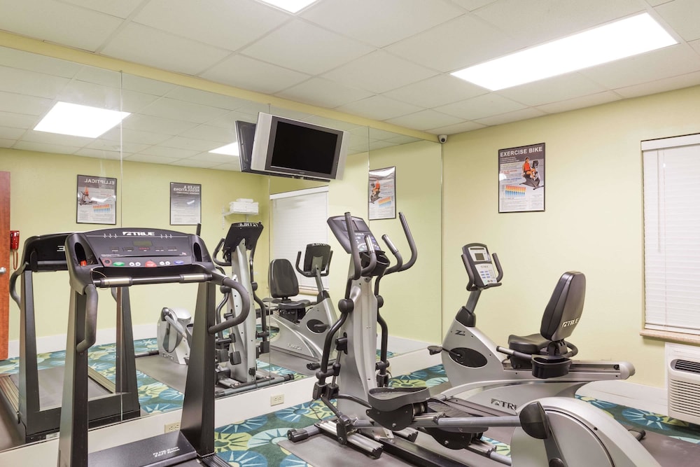 Days Inn & Suites by Wyndham Savannah North I-95 26/41