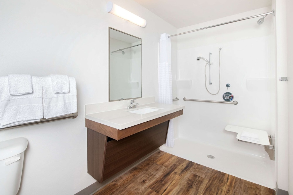WoodSpring Suites Savannah Pooler 27/28