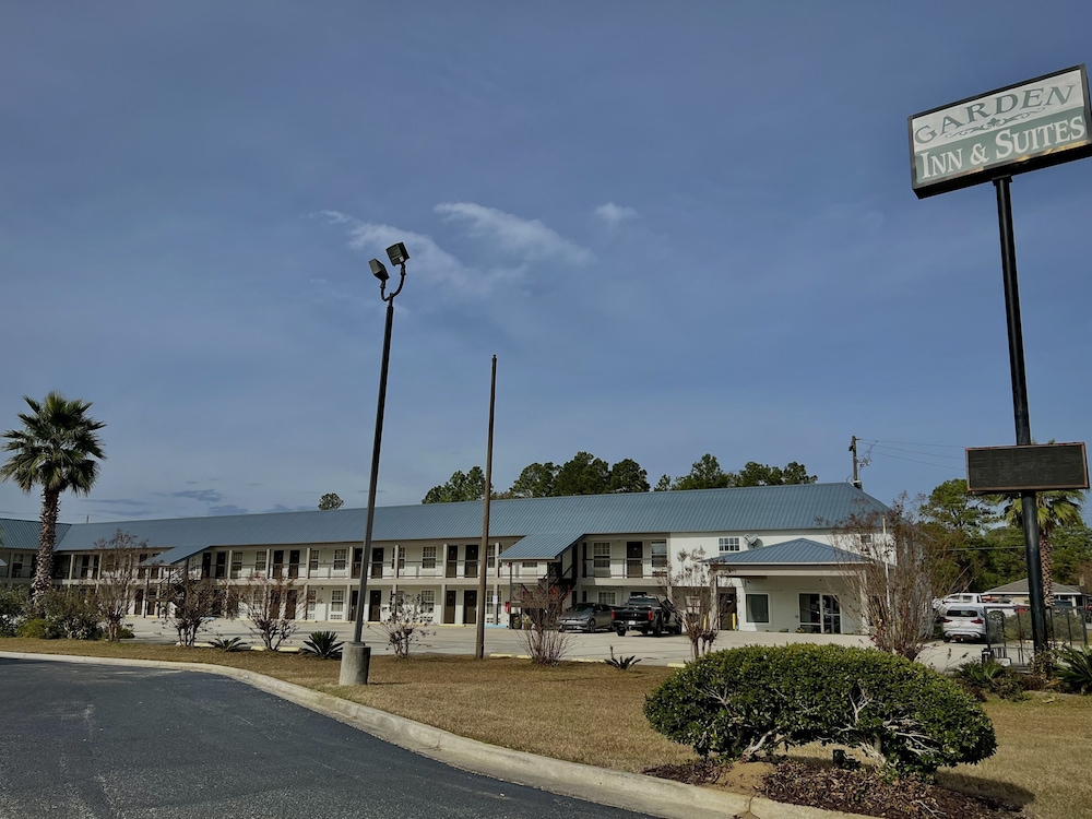 Garden Inn & Suites 47/53