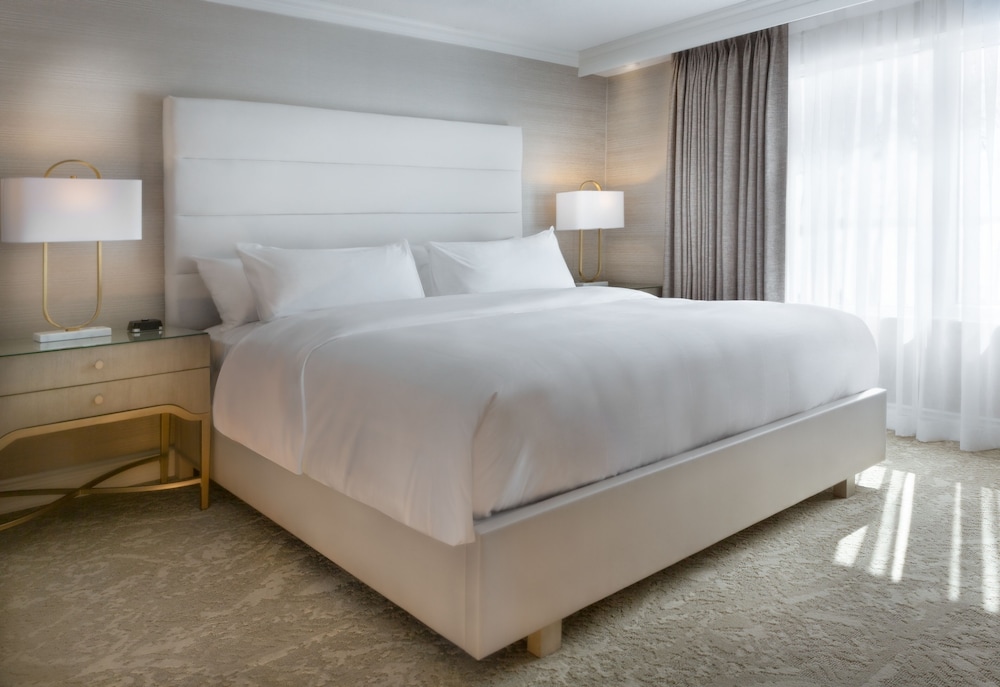 CLASSIC, SUITE, KING BED, LAKE SIDE, SOFA