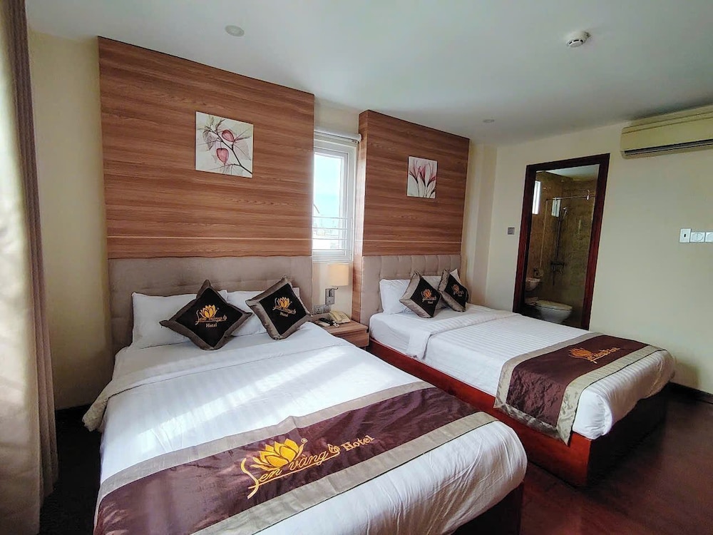 DELUXE, TWIN BEDS, CITY VIEW