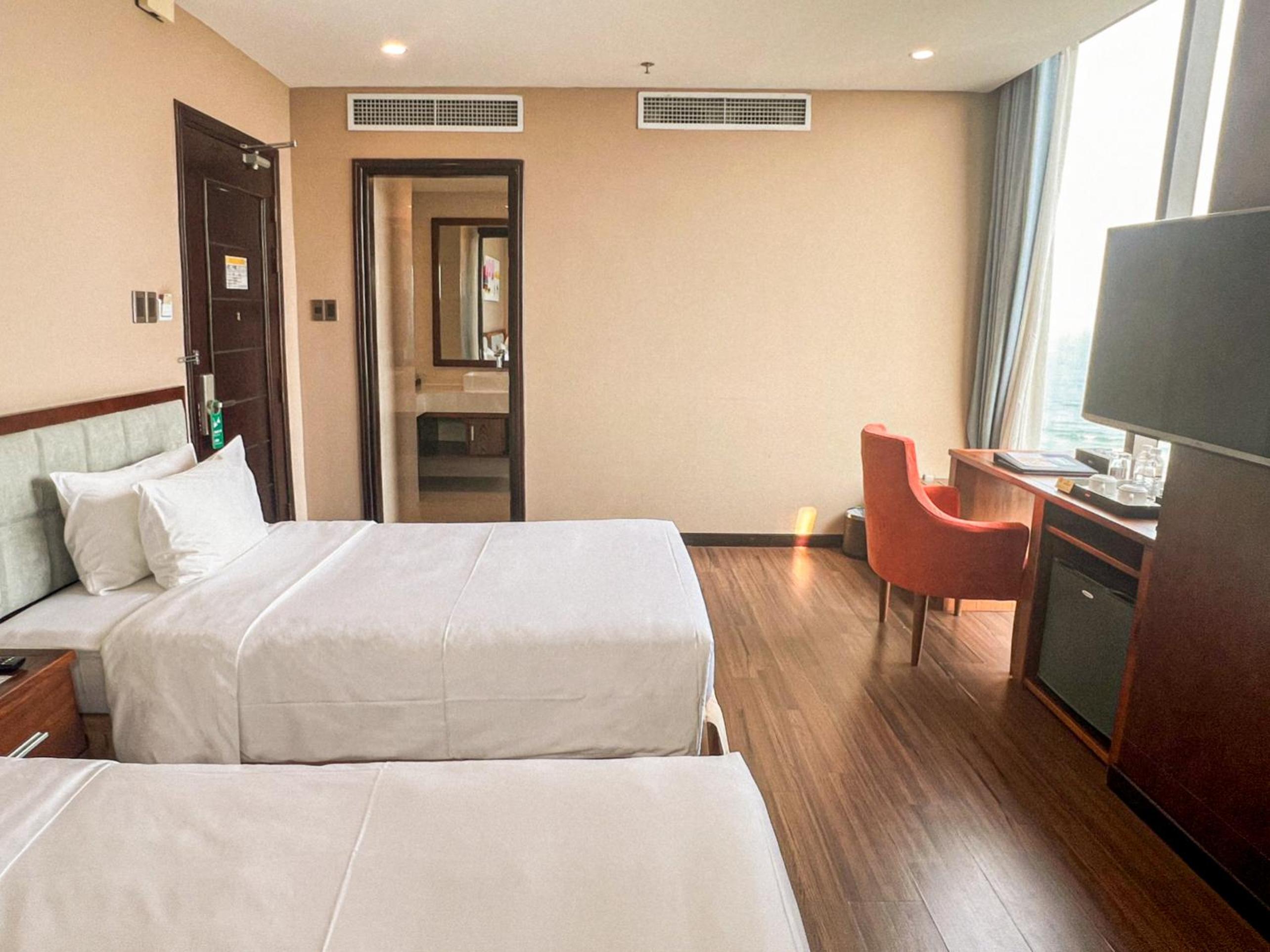Yarra, Twin Beds, Partial Sea View