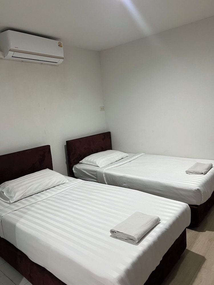 ROOM, TWIN BEDS