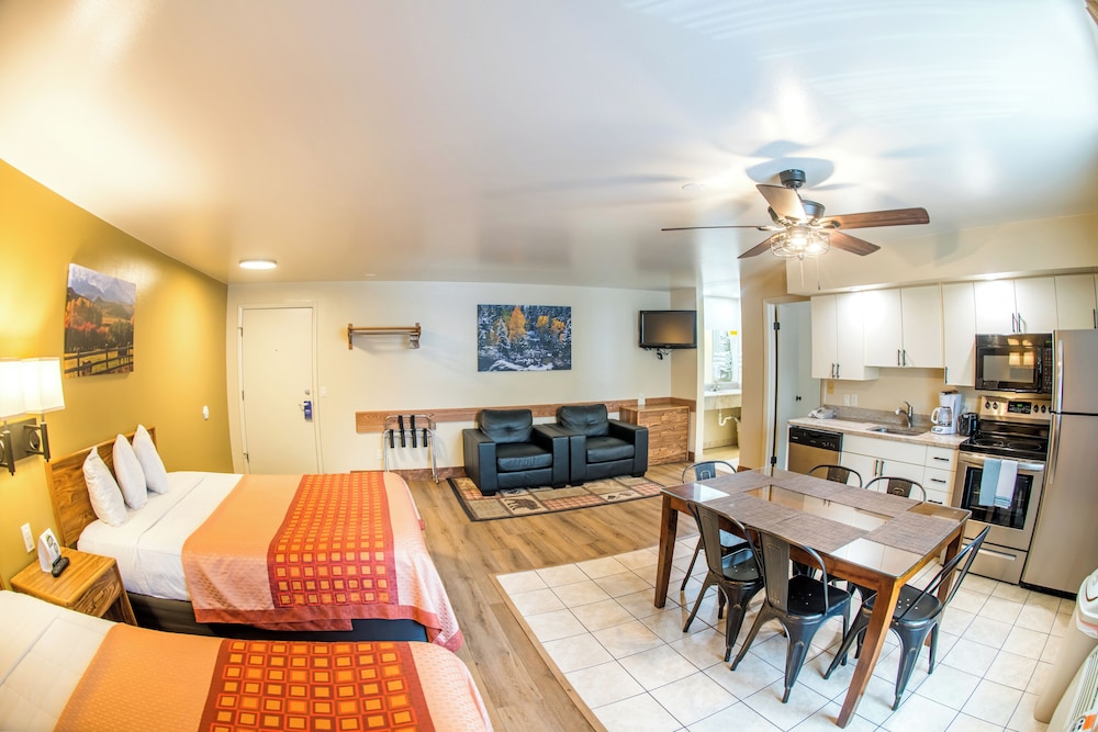 Glenwood Springs Cedar Lodge 15/48