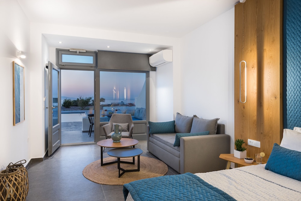 Volcanic Arc Santorini Suites 42/59