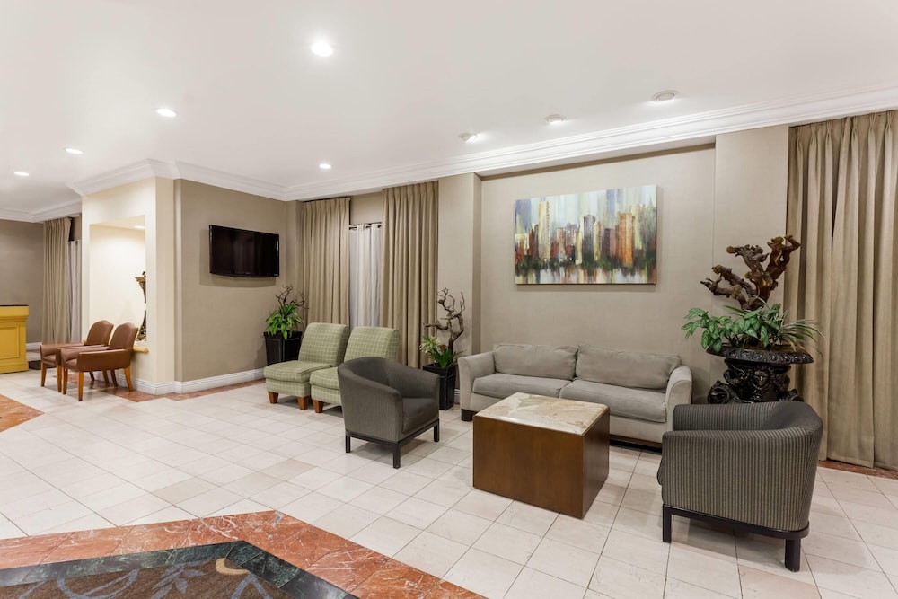 Howard Johnson by Wyndham Fullerton/Anaheim Conference Cntr 17/29