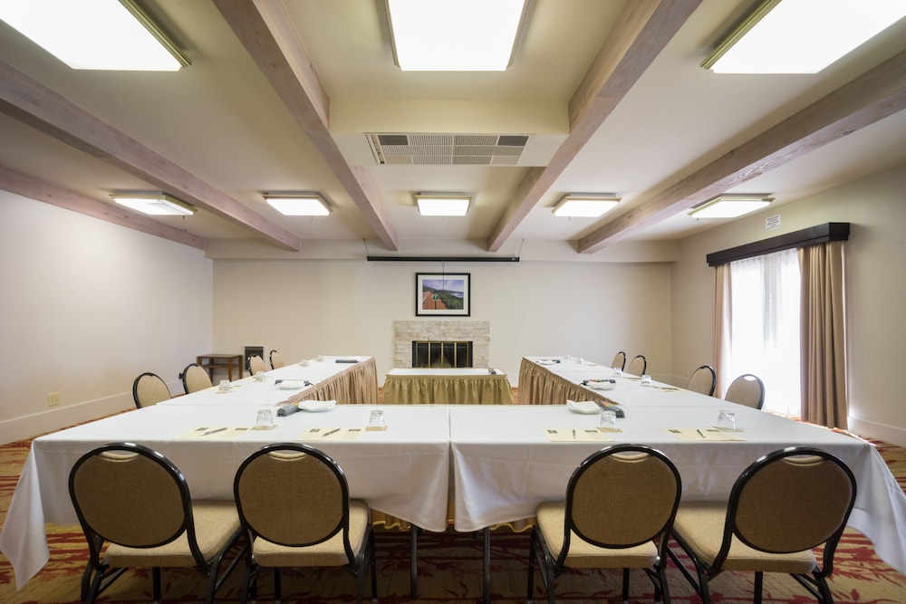 Half Moon Bay Lodge 49/59