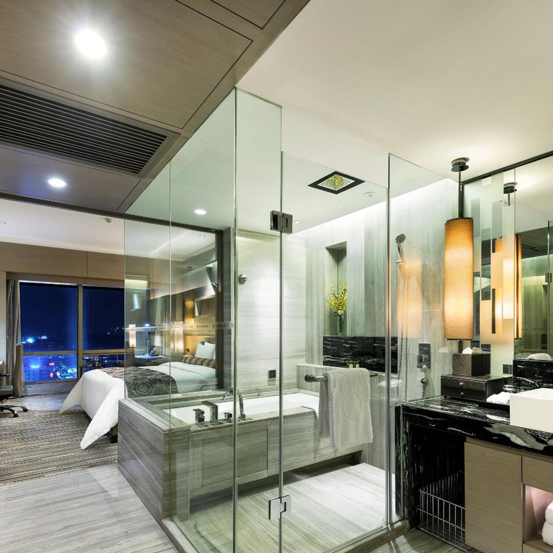 Longchamp Garden Hotel 35/35