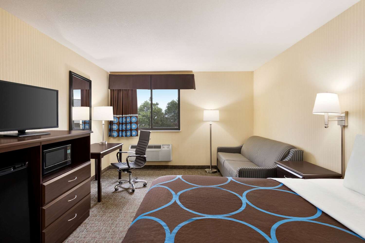 Spark by Hilton Grove City Mercer 8/33
