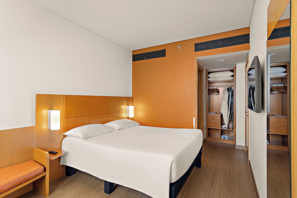 Ibis Abu Dhabi Gate Hotel 26/71