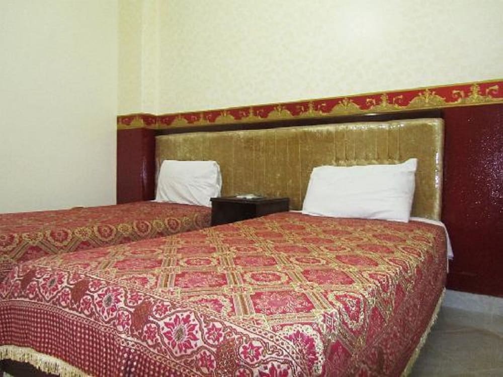 غرفة بسريرين منفصلين بحمام مشترك، Arabian Nights Hotel 3/4