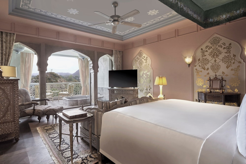 Landmark, King Bed, Plunge Pool