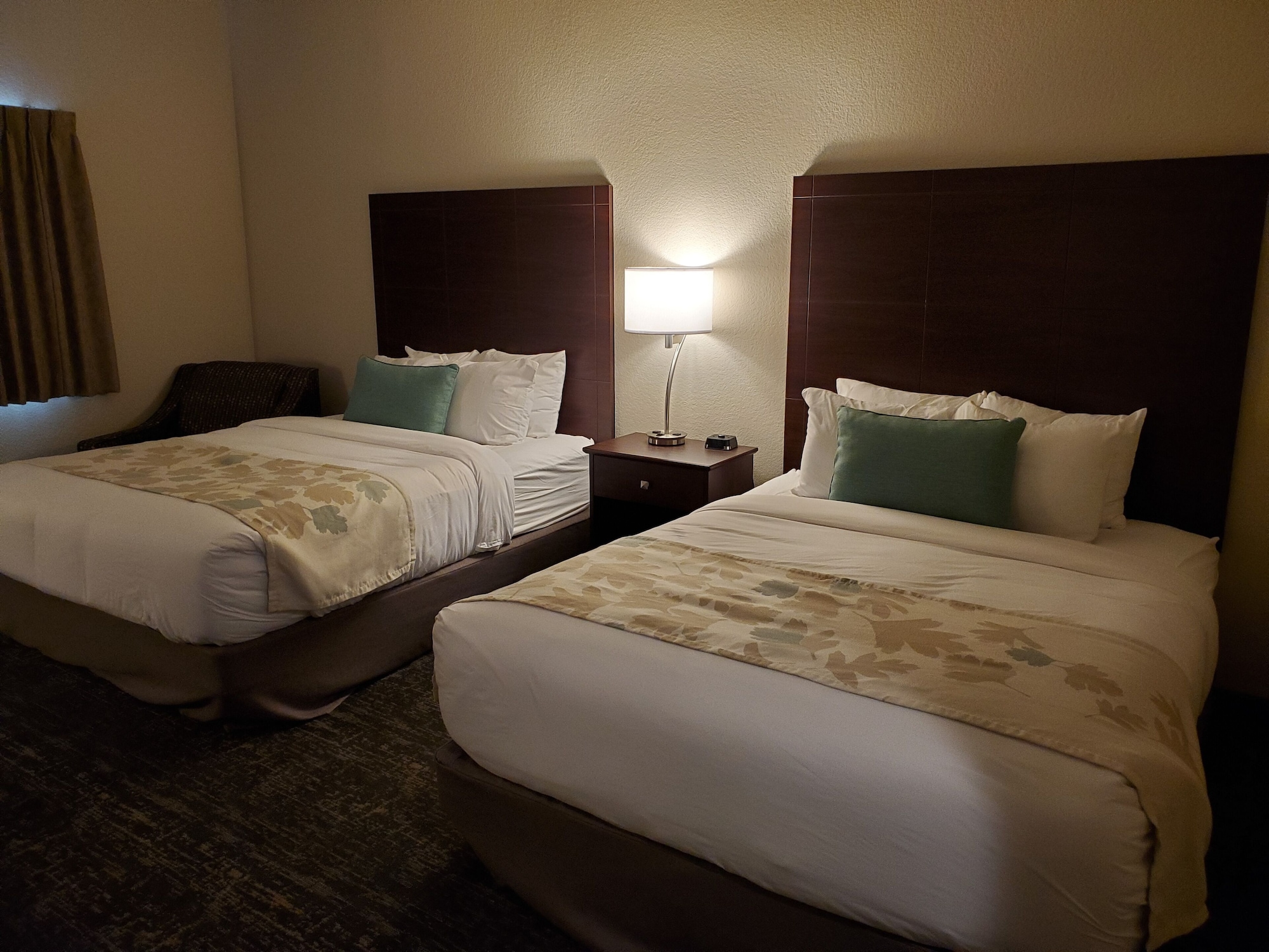 غرفة بسريرين كوين، Cobblestone Suites Oshkosh 3/8