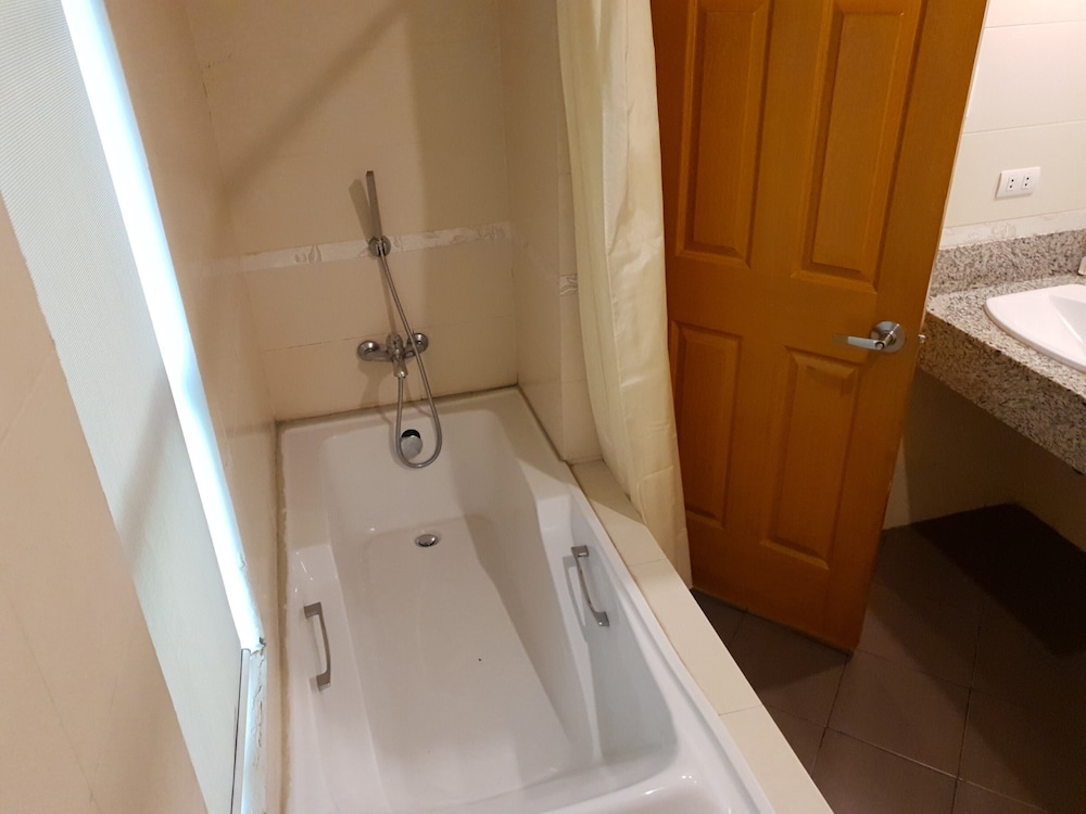 Festive Hotel Makati 52/60
