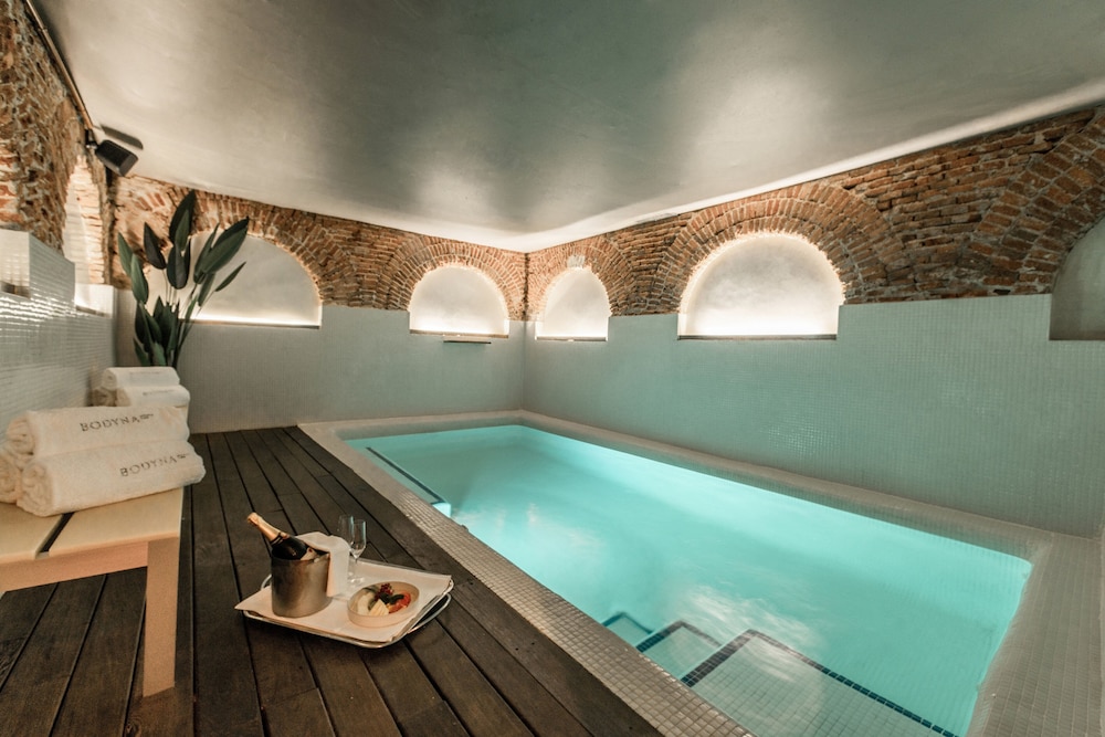 swimming pool spa