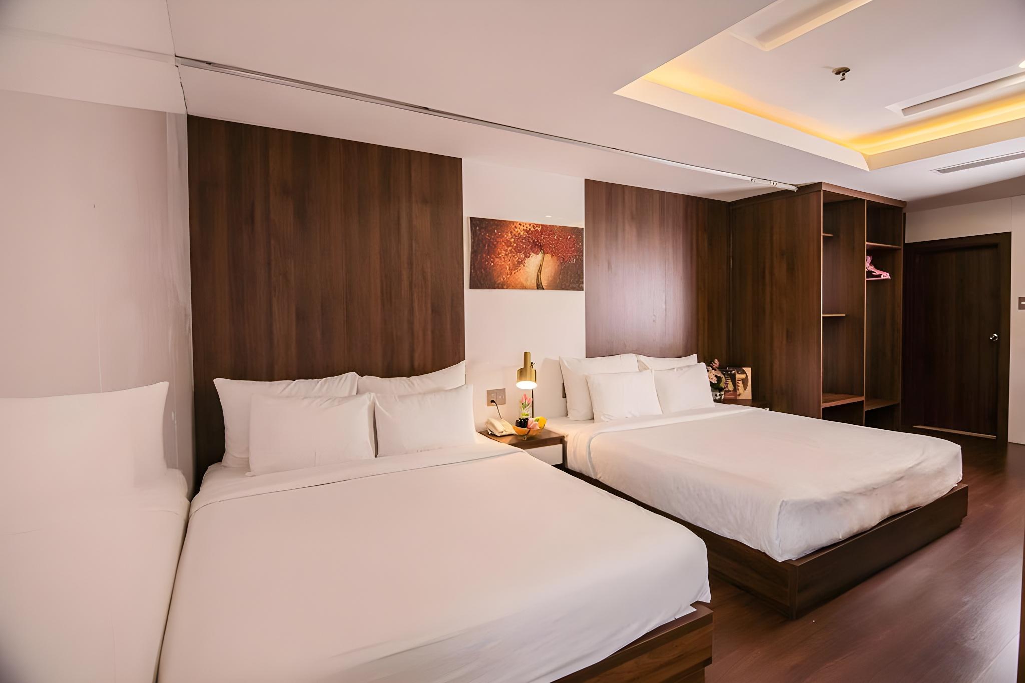 Family Suite, King and Queen Bed, River View, Bathtub