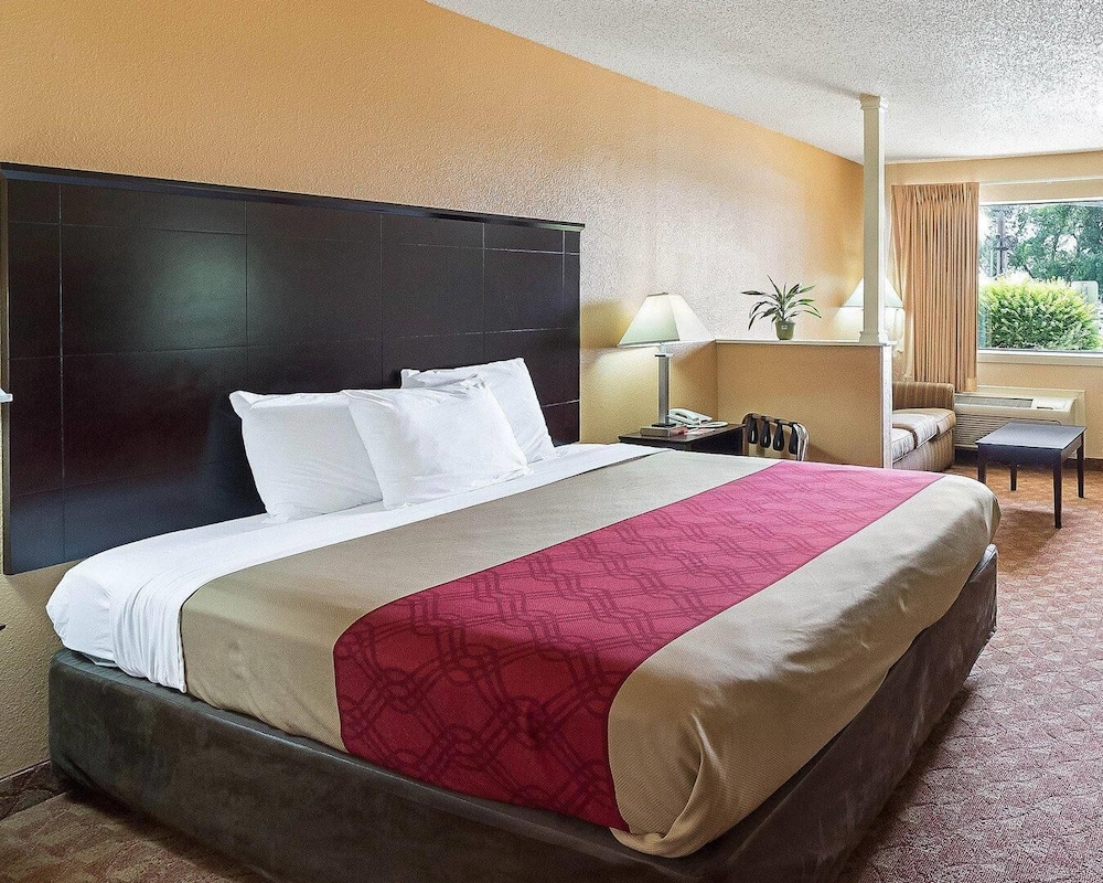 SUITE, KING BED, SOFA, SMOKING