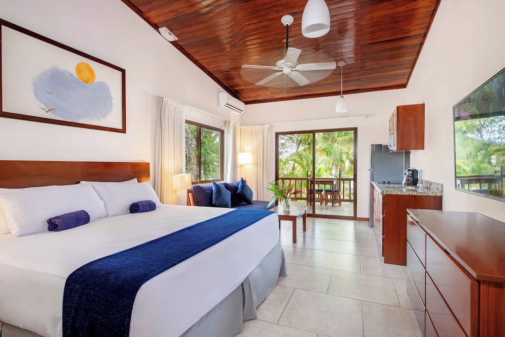 The Coast Beachfront Hotel 21/50