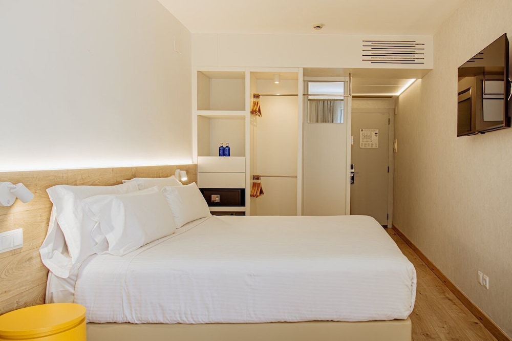 ROOM, KING BED, BALCONY