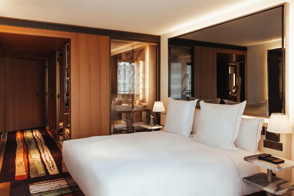 Sax, King Bed