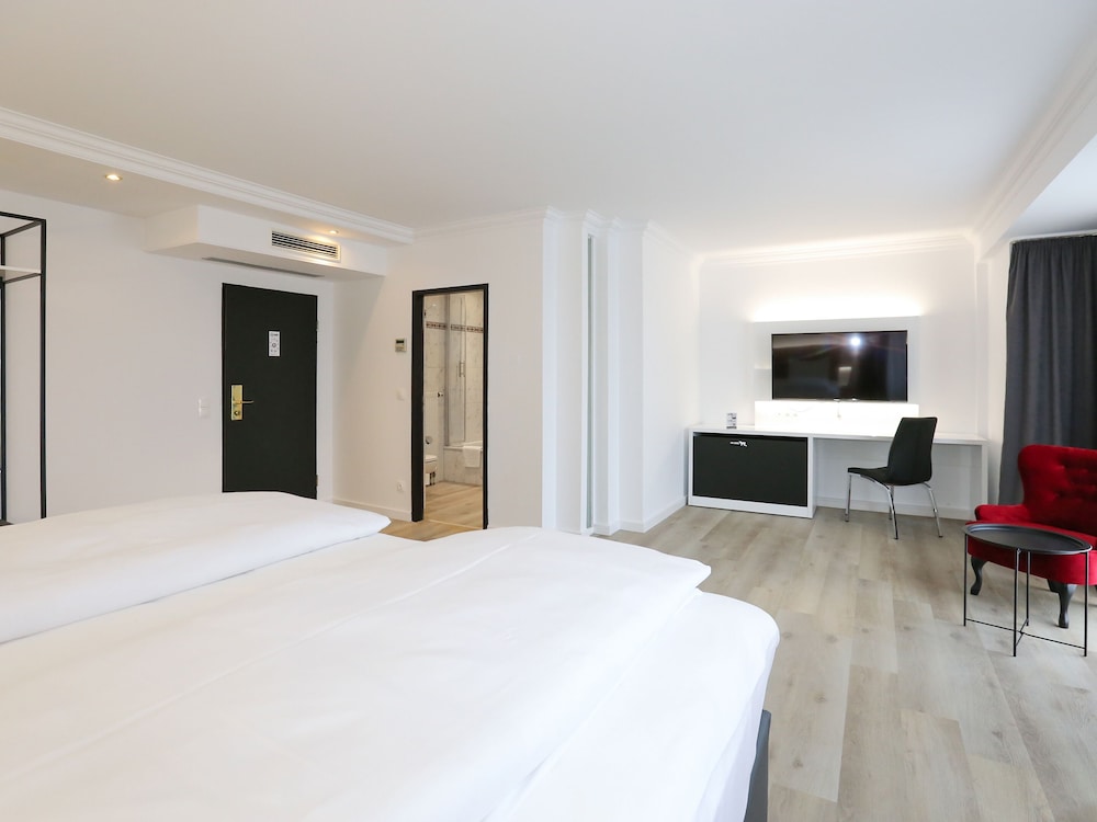 DELUXE, DOUBLE BED
