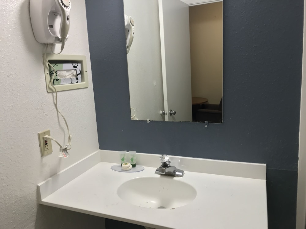 Travelers Inn Medford 24/58