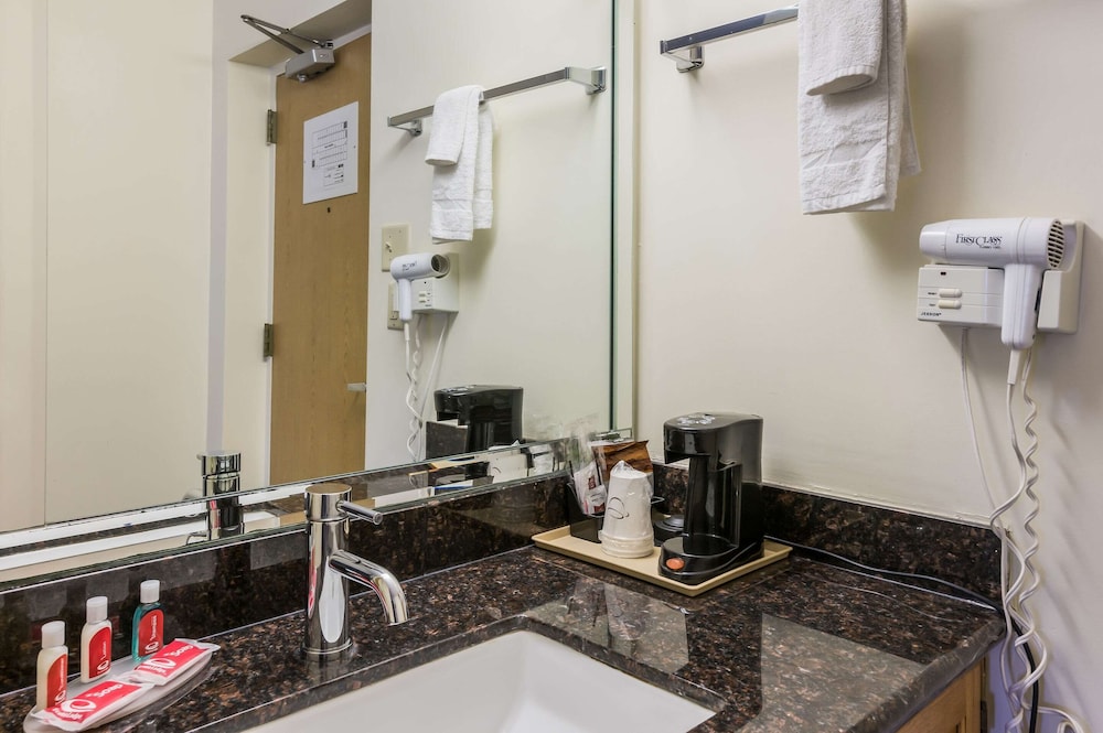 Econo Lodge Quakertown, PA 32/33