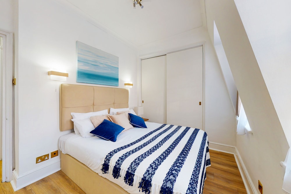 DELUXE, APARTMENT